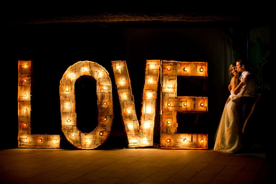 Photocal LOVE para bodas de noche con letras y luces 