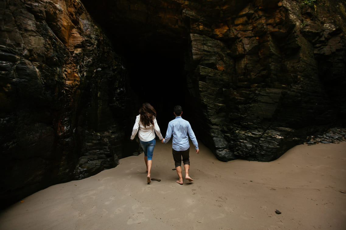 Sesión de fotos de pareja preboda en la playa de las Catedrales en Galicia